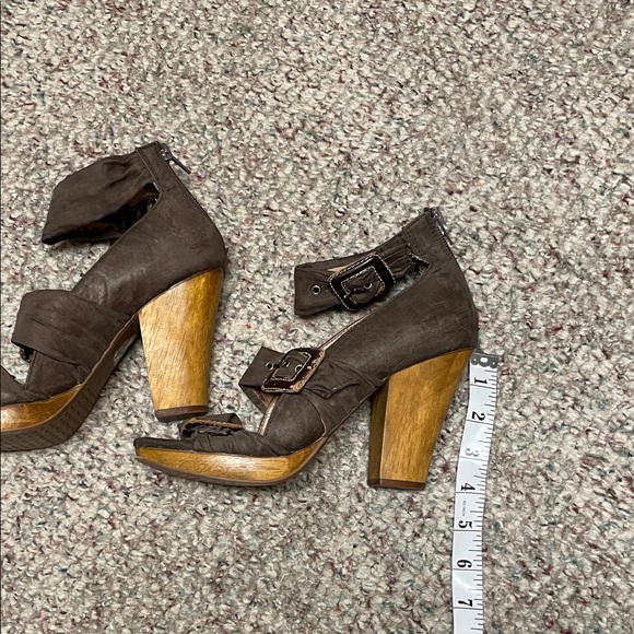 Miz mooz ultra Stylish tri buckle strap Brown Heeled Sandals - Picture 5 of 10